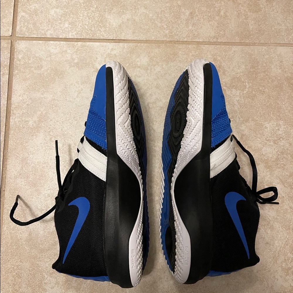 Nike Youth Size 7 Kyrie Irving Basketball Shoes